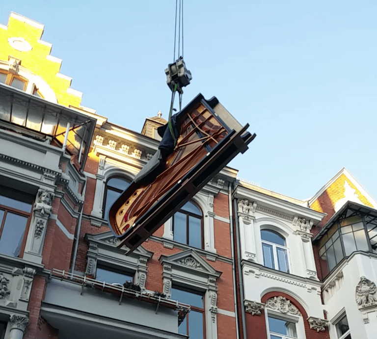 EIN FLÜGEL HÄNGT IN DER LUFT